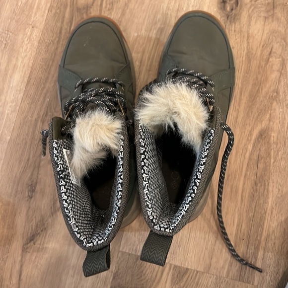 Hunter green meadows shorty Columbia snow boots - Picture 6 of 9